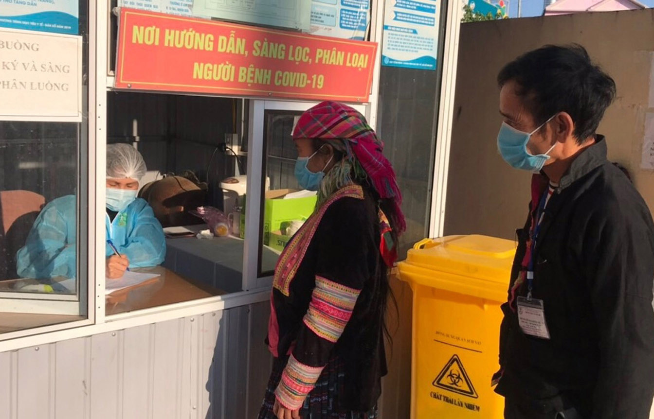 Bệnh nhân khai báo y tế, phân luồng khi vào khám, chữa bệnh tại Trung tâm Y tế huyện Sìn Hồ.